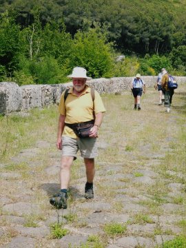 Joe in cammino lungo
un tratto di Via Appia
romana tra Itri e Fondi
(33589 bytes)
